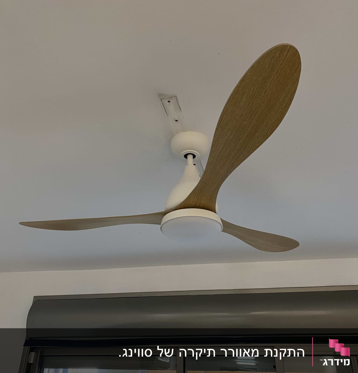 מאוורר תקרה עם כנפיים מעץ מותקן על תקרה